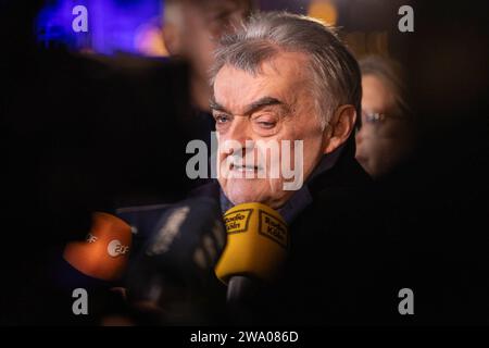 NRW Innenminister Herbert Reul besucht Einsatzkräfte am Kölner Dom, 31.12.2023 Presseerklärung des Ministers -- NRW Innenminister Herbert Reul besucht an Silvester die Einsatzkräfte von Polizei und Rettungsdiensten am Kölner Dom, 31.12.2023 Köln Kölner Dom NRW Deutschland *** NRW Innenminister Herbert Reul besucht Rettungsdienste am Kölner Dom, 31 12 2023 Pressemitteilung des NRW Innenministers Herbert Reul besucht Polizei und Rettungsdienste am Kölner Dom am Silvesterabend, 31 12 2023 Kölner Dom NRW Deutschland Copyright: xBEAUTIFULxSPOR Stockfoto