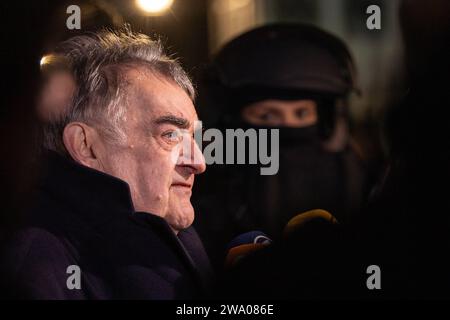 NRW Innenminister Herbert Reul besucht Einsatzkräfte am Kölner Dom, 31.12.2023 Presseerklärung des Ministers -- NRW Innenminister Herbert Reul besucht an Silvester die Einsatzkräfte von Polizei und Rettungsdiensten am Kölner Dom, 31.12.2023 Köln Kölner Dom NRW Deutschland *** NRW Innenminister Herbert Reul besucht Rettungsdienste am Kölner Dom, 31 12 2023 Pressemitteilung des NRW Innenministers Herbert Reul besucht Polizei und Rettungsdienste am Kölner Dom am Silvesterabend, 31 12 2023 Kölner Dom NRW Deutschland Copyright: xBEAUTIFULxSPOR Stockfoto