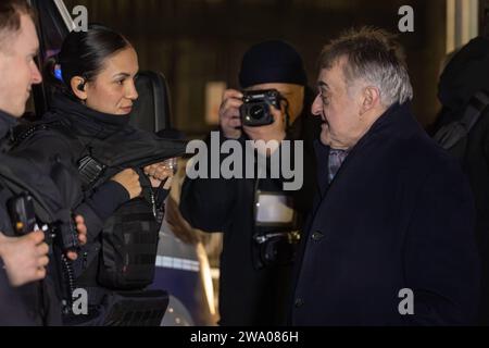 NRW Innenminister Herbert Reul besucht Einsatzkräfte am Kölner Dom, 31.12.2023 NRW Innenminister Herbert Reul besucht an Silvester die Einsatzkräfte von Polizei und Rettungsdiensten am Kölner Dom, 31.12.2023 Köln Kölner Dom NRW Deutschland *** NRW Innenminister Herbert Reul besucht die Rettungsdienste am Kölner Dom, 31 12 2023 NRW Innenminister Herbert Reul besucht am Silvesterabend Polizei und Rettungsdienste im Kölner Dom, 31 12 2023 Kölner Dom NRW Deutschland Copyright: xBEAUTIFULxSPORTS/Derixx Stockfoto