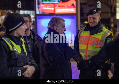 NRW Innenminister Herbert Reul besucht Einsatzkräfte am Kölner Dom, 31.12.2023 NRW Innenminister Herbert Reul besucht an Silvester die Einsatzkräfte von Polizei und Rettungsdiensten am Kölner Dom, 31.12.2023 Köln Kölner Dom NRW Deutschland *** NRW Innenminister Herbert Reul besucht die Rettungsdienste am Kölner Dom, 31 12 2023 NRW Innenminister Herbert Reul besucht am Silvesterabend Polizei und Rettungsdienste im Kölner Dom, 31 12 2023 Kölner Dom NRW Deutschland Copyright: xBEAUTIFULxSPORTS/Derixx Stockfoto