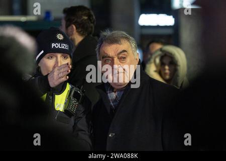 NRW Innenminister Herbert Reul besucht Einsatzkräfte am Kölner Dom, 31.12.2023 NRW Innenminister Herbert Reul besucht an Silvester die Einsatzkräfte von Polizei und Rettungsdiensten am Kölner Dom, 31.12.2023 Köln Kölner Dom NRW Deutschland *** NRW Innenminister Herbert Reul besucht die Rettungsdienste am Kölner Dom, 31 12 2023 NRW Innenminister Herbert Reul besucht am Silvesterabend Polizei und Rettungsdienste im Kölner Dom, 31 12 2023 Kölner Dom NRW Deutschland Copyright: xBEAUTIFULxSPORTS/Derixx Stockfoto