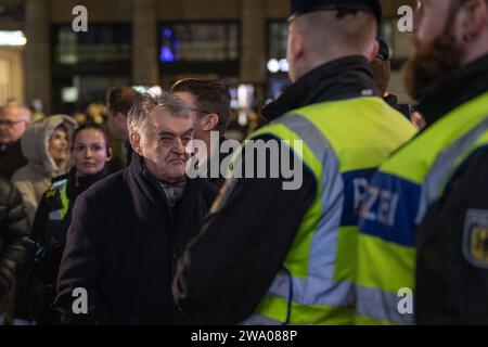 NRW Innenminister Herbert Reul besucht Einsatzkräfte am Kölner Dom, 31.12.2023 NRW Innenminister Herbert Reul besucht an Silvester die Einsatzkräfte von Polizei und Rettungsdiensten am Kölner Dom, 31.12.2023 Köln Kölner Dom NRW Deutschland *** NRW Innenminister Herbert Reul besucht die Rettungsdienste am Kölner Dom, 31 12 2023 NRW Innenminister Herbert Reul besucht am Silvesterabend Polizei und Rettungsdienste im Kölner Dom, 31 12 2023 Kölner Dom NRW Deutschland Copyright: xBEAUTIFULxSPORTS/Derixx Stockfoto