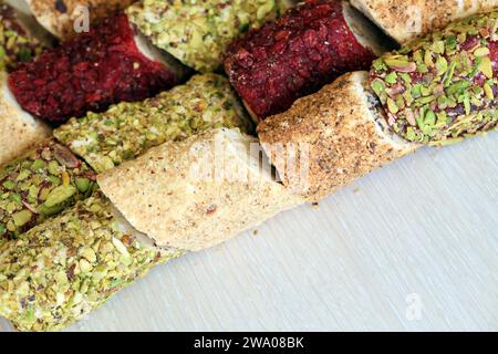 Rollen türkischer Delikatessen mit vielen verschiedenen Aromen und Füllungen aus nächster Nähe auf dem Tisch der Händler Markt Basar mit Kopierraum Stockfoto