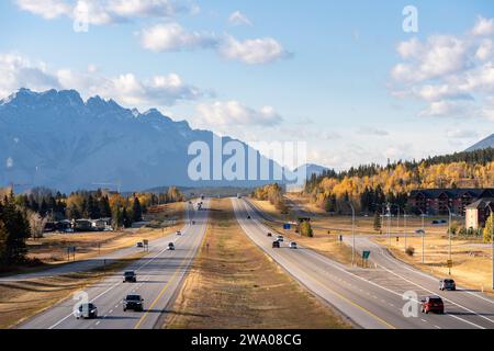 Canmore, ab, Kanada - 5. Oktober 2023: Abfahrt 89 des Trans-Canada Highway (Highway 1) in Richtung Downtown Canmore in den Kanadischen Rocky Mountains im Herbst. Stockfoto