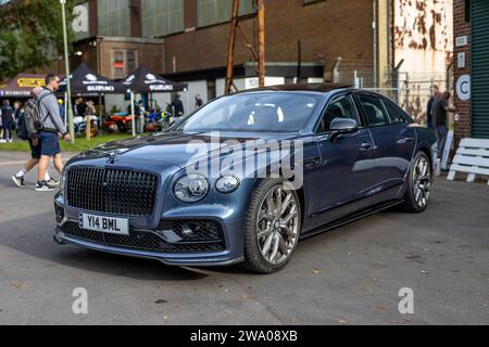 2023 Bentley Flying Spur, ausgestellt im Bicester Heritage Scramble am 8. Oktober 2023. Stockfoto