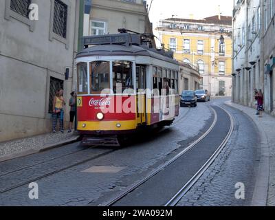 Rote Retro-Tram 28 Werbefirma Coca-Cola auf den Straßen von Lissabon Stockfoto