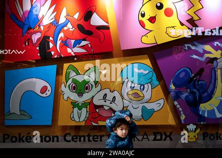 Osaka, Japan. Dezember 2023 30. Ein Junge steht vor dem Pokemon Store Graffiti am Bahnhof Tokio in Tokio. Pokemon Go hat Milliarden von Dollar verdient, die Menschen dazu gebracht haben, die Natur zu erkunden. Das Unternehmen hinter dem globalen Spielphänomen versucht, Menschen ins Bett zu bringen. (Credit Image: © James Matsumoto/SOPA Images via ZUMA Press Wire) NUR REDAKTIONELLE VERWENDUNG! Nicht für kommerzielle ZWECKE! Stockfoto