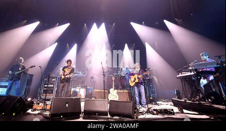 Oakland, USA. Dezember 2023 30. Der String Cheese Incident tritt am 30. Dezember 2023 im Fox Theater in Oakland, Kalifornien auf. Foto: Casey Flanigan/imageSPACE/SIPA USA Credit: SIPA USA/Alamy Live News Stockfoto