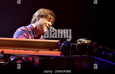 Oakland, USA. Dezember 2023 30. The String Cheese Incident - Kyle Hollingsworth tritt am 30. Dezember 2023 im Fox Theater in Oakland, Kalifornien auf. Foto: Casey Flanigan/imageSPACE/SIPA USA Credit: SIPA USA/Alamy Live News Stockfoto