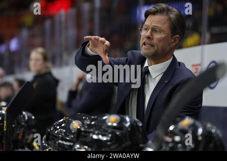 Göteborg, Schweden. Dezember 2023 31. Der deutsche Cheftrainer Tobias Abstreiter während der IIHF Juniorenweltmeisterschaft Gruppe A Eishockeyspiel zwischen Kanada und Deutschland im Skandinavium in Göteborg, Schweden 31. Dezember 2023.Foto: Adam Ihse/TT/Code 9200 Credit: TT News Agency/Alamy Live News Stockfoto