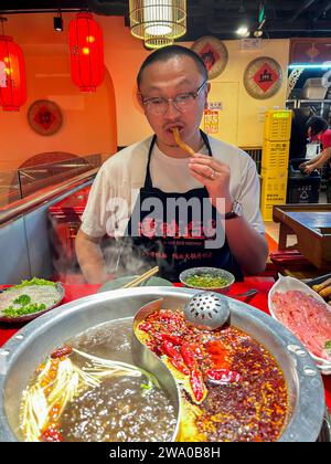 Peking, China, Porträt Mann essen Mahlzeiten, chinesisches Restaurant, Tisch, Hot Pot, 'Tan Ya Xue Old Hotpot', am Tisch, asiaten essen essen essen, Stockfoto