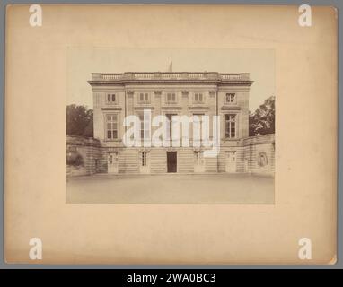 Ansicht von Klein Trianon in Versailles, Anonym, 1850 - 1900 Fotografie Versailles fotografischer Support. Karton Albumendruck Garten Little Trianon Stockfoto