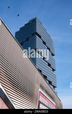 22.11.2023, Berlin, Deutschland, Europa - Blick auf die neue Edge East Side Berlin - Amazon Tower Bürohochhaus in Friedrichshain. Stockfoto