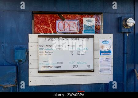 Ilwaco WA USA - LachsDerby Schild an der Gebäudeseite Stockfoto