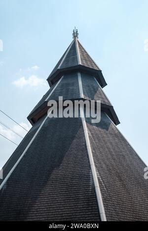 Symmetrische Dachspitze des Gebäudes Stockfoto