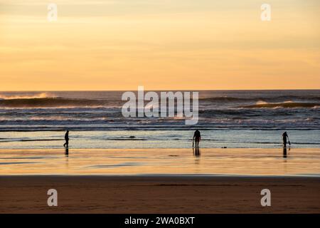 Silhoutte von Muschelgräbern an der Pazifikküste bei Sonnenuntergang Stockfoto