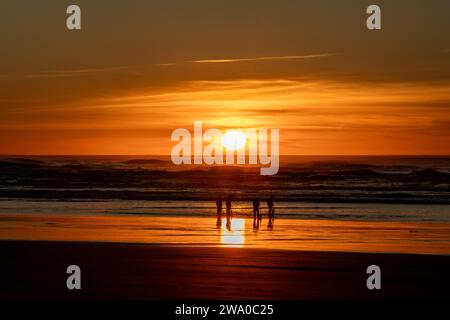 Silhoutte von Muschelgräbern an der Pazifikküste bei Sonnenuntergang Stockfoto