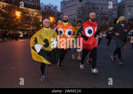 Ein Läufer beim San Silvestre Vallecana 2023 Popular Race am 31. Dezember 2023 in Madrid, Spanien. Stockfoto