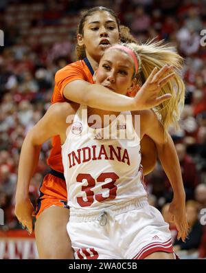 Bloomington, USA. Dezember 2023 31. BLOOMINGTON (INDIANA) – DEZEMBER 31: Sydney Parrish (33) wird von Illinois während eines NCAA-Basketballspiels für Frauen am 31. Dezember 2023 in der Simon Skjodt Assembly Hall in Bloomington (Indiana) angegriffen. IU schlug Illinois 77-71. Quelle: Jeremy Hogan/Alamy Live News Stockfoto