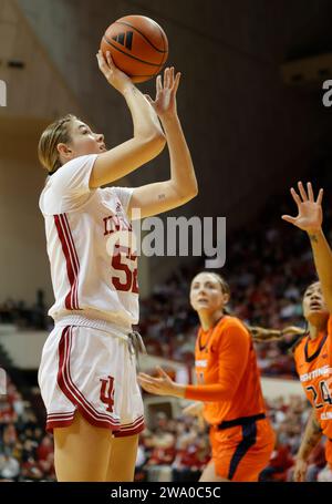 Bloomington, USA. Dezember 2023 31. BLOOMINGTON, INDIANA – DEZEMBER 31: Die Stürmerin der Indiana Hoosiers Lilly Meister (52) spielt am 31. Dezember 2023 in der Simon Skjodt Assembly Hall in Bloomington, Indiana gegen Illinois. IU schlug Illinois 77-71. Quelle: Jeremy Hogan/Alamy Live News Stockfoto