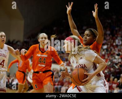 Bloomington, USA. Dezember 2023 31. BLOOMINGTON, INDIANA – DEZEMBER 31: Sara Scalia (14) spielt gegen Illinois während eines NCAA-Basketballspiels für Frauen am 31. Dezember 2023 in der Simon Skjodt Assembly Hall in Bloomington, Indiana. IU schlug Illinois 77-71. Quelle: Jeremy Hogan/Alamy Live News Stockfoto