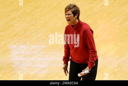 Bloomington, USA. Dezember 2023 31. BLOOMINGTON, INDIANA – DEZEMBER 31: Trainer der Indiana University, Teri Moren, reagiert am 31. Dezember 2023 in der Simon Skjodt Assembly Hall in Bloomington, Indiana, während eines NCAA-Basketballspiels gegen Illinois. IU schlug Illinois 77-71. Quelle: Jeremy Hogan/Alamy Live News Stockfoto