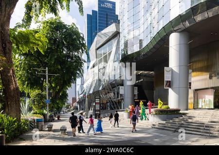 Orchard Road Singapur, Shopper und Touristen auf der Straße in Luxusgeschäften Stockfoto