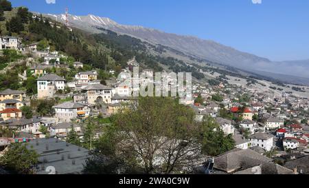 194 Panoramablick auf die Gebäude im osmanischen Stil am Hang des Massivs Mali i Gjere nordwestlich der Zitadelle. Gjirokaster-Albanien. Stockfoto