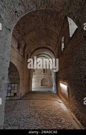 197+ gewölbte Galerie der lokalen Festung aus Steinblockmauerwerk aus dem 12. Jahrhundert, im Jahr 1812 n. Chr. umgebaut. Gjirokaster-Albanien. Stockfoto