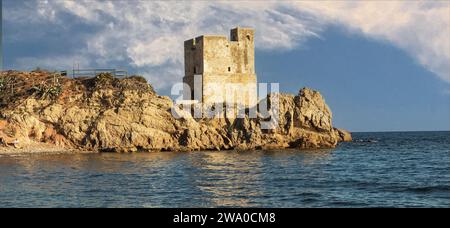 Die alte Burg stand auf einem Felsvorsprung am Meer Stockfoto