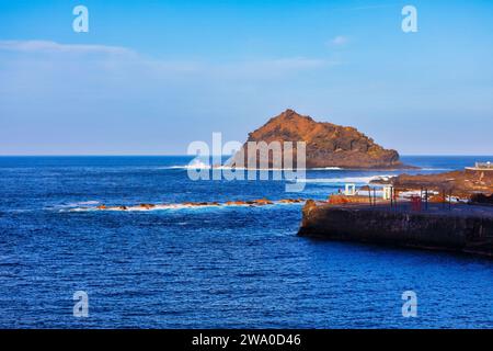 Roque de Garachico auf Teneriffa , Kanarische Inseln . Insel in der Meereslandschaft Stockfoto