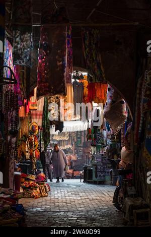 Ein einheimischer Mann in traditioneller Kleidung schlendert durch die Marrakesch Medina, Marokko Stockfoto