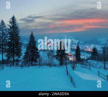 Nacht winter Karpaten Bergdorf Zelene in Schwarz Pueblo river valley Zwischen Alp Blick vom Hang, Verkhovyna Bezirk, Ukraine. Stockfoto