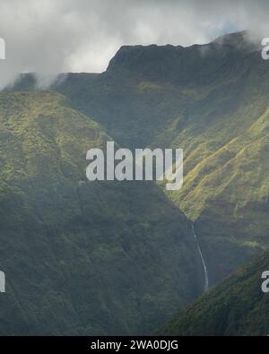 Nebelgipfel und ein schmaler Wasserfall auf Mauis Waihe'e Ridge Trail. Stockfoto