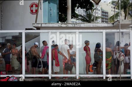 Rio de Janeiro, Rio de Janeiro, Brasilien. Dezember 2023 31. Am Copacabana-Strand von Rio de Janeiro stehen die Gäste an, um die Bäder einer Rettungsstation zu nutzen, die sich auf ein langes Nachtklingeln im neuen Jahr vorbereiten. (Credit Image: © Bob Karp/ZUMA Press Wire) NUR REDAKTIONELLE VERWENDUNG! Nicht für kommerzielle ZWECKE! Stockfoto