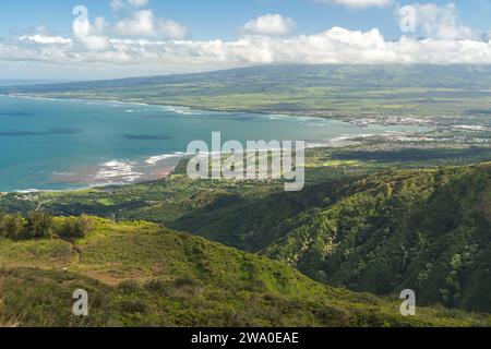 Mit Blick auf Kahului von den üppigen Hängen der Waihe'e Ridge entfaltet sich Maui in malerischer Pracht. Stockfoto