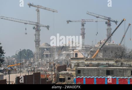 Ayodhya, Indien. Dezember 2023. Ein Blick auf die Baustelle des Hindu RAM Tempels in Ayodhya. Ein Teil des RAM Mandir wird im Januar 2024 eingeweiht und eröffnet. Die Einweihungszeremonie des Tempels soll am 22. Januar 2024 stattfinden. Quelle: SOPA Images Limited/Alamy Live News Stockfoto