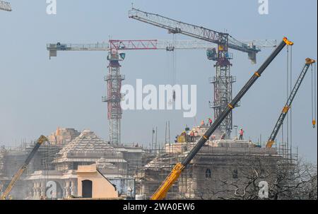 Ayodhya, Indien. Dezember 2023. Ein Blick auf die Baustelle des Hindu RAM Tempels in Ayodhya. Ein Teil des RAM Mandir wird im Januar 2024 eingeweiht und eröffnet. Die Einweihungszeremonie des Tempels soll am 22. Januar 2024 stattfinden. Quelle: SOPA Images Limited/Alamy Live News Stockfoto