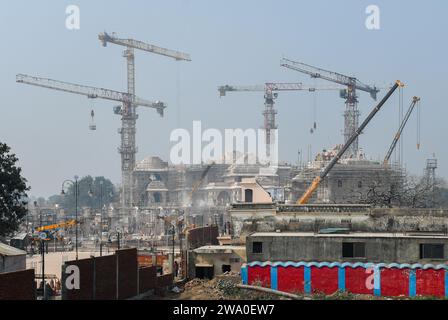 Ayodhya, Indien. Dezember 2023. Ein Blick auf die Baustelle des Hindu RAM Tempels in Ayodhya. Ein Teil des RAM Mandir wird im Januar 2024 eingeweiht und eröffnet. Die Einweihungszeremonie des Tempels soll am 22. Januar 2024 stattfinden. Quelle: SOPA Images Limited/Alamy Live News Stockfoto