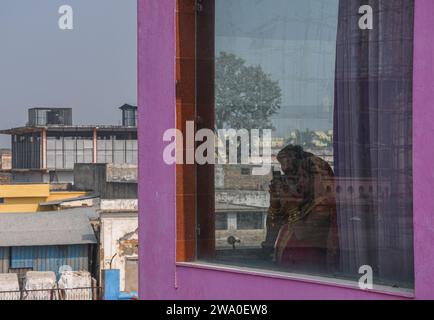 Ayodhya, Indien. Dezember 2023. Anhänger machen Fotos von der Baustelle des Hindu RAM Tempels in Ayodhya. Ein Teil des RAM Mandir wird im Januar 2024 eingeweiht und eröffnet. Die Einweihungszeremonie des Tempels soll am 22. Januar 2024 stattfinden. Quelle: SOPA Images Limited/Alamy Live News Stockfoto