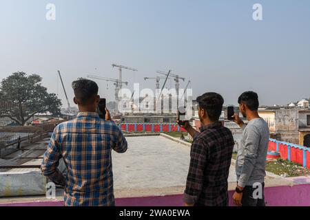 Ayodhya, Indien. Dezember 2023. Anhänger machen Fotos von der Baustelle des Hindu RAM Tempels in Ayodhya. Ein Teil des RAM Mandir wird im Januar 2024 eingeweiht und eröffnet. Die Einweihungszeremonie des Tempels soll am 22. Januar 2024 stattfinden. Quelle: SOPA Images Limited/Alamy Live News Stockfoto