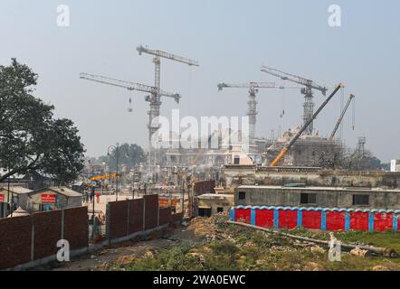 Ayodhya, Indien. Dezember 2023. Ein Blick auf die Baustelle des Hindu RAM Tempels in Ayodhya. Ein Teil des RAM Mandir wird im Januar 2024 eingeweiht und eröffnet. Die Einweihungszeremonie des Tempels soll am 22. Januar 2024 stattfinden. Quelle: SOPA Images Limited/Alamy Live News Stockfoto