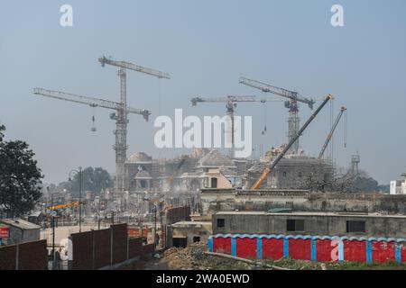 Ayodhya, Indien. Dezember 2023. Ein Blick auf die Baustelle des Hindu RAM Tempels in Ayodhya. Ein Teil des RAM Mandir wird im Januar 2024 eingeweiht und eröffnet. Die Einweihungszeremonie des Tempels soll am 22. Januar 2024 stattfinden. Quelle: SOPA Images Limited/Alamy Live News Stockfoto