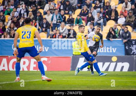 Marcos Matias vom SC Farense (R) und Raul Parra von Estoril Praia (L) wurden während des Liga Portugal Betclic Spiels zwischen Estoril Praia und SC Farense im Estadio Antonio Coimbra da Mota gesehen. Endergebnis; Estoril Praia 4: 0 SC Farense. Stockfoto