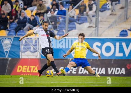 Mattheus Oliveira vom SC Farense (L) und Joao Marques (R) von Estoril Praia im Spiel zwischen Estoril Praia und SC Farense im Estadio Antonio Coimbra da Mota. Endergebnis; Estoril Praia 4: 0 SC Farense. Stockfoto