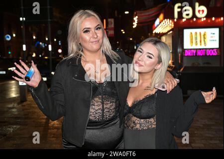 Broad Street, Birmingham, 31. Dezember 2023: Rain konnte die Stimmung nicht dämpfen, als die Revellers Silvester auf der Broad Street in Birmingham feierten. Die Partygäste machten sich früh auf, um den Eintritt vor Mitternacht zu garantieren, als die Feierlichkeiten begannen. Quelle: Stop Press Media/Alamy Live News Stockfoto