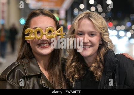 Broad Street, Birmingham, 31. Dezember 2023: Rain konnte die Stimmung nicht dämpfen, als die Revellers Silvester auf der Broad Street in Birmingham feierten. Die Partygäste machten sich früh auf, um den Eintritt vor Mitternacht zu garantieren, als die Feierlichkeiten begannen. Quelle: Stop Press Media/Alamy Live News Stockfoto