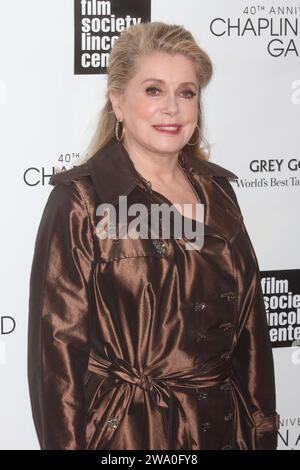 Catherine Deneuve nimmt am 22. April 2013 an der Chaplin Award Gala der Film Society of Lincoln Center zum 40th. Geburtstag von Barbra Streisand in der Avery Fisher Hall in New York City Teil. Foto: Henry McGee/MediaPunch Stockfoto