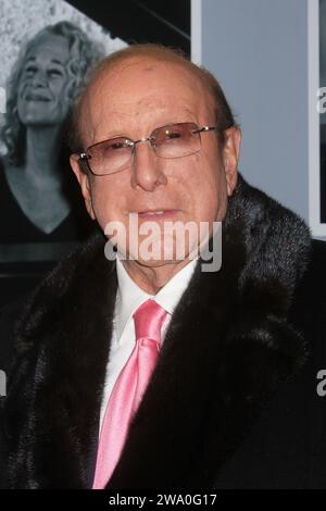 Clive Davis bei der Vorstellung des „Beautiful-the Carole King Musical“ am 12. Januar 2014 im Stephen Sondheim Theatre in New York City. Foto: Henry McGee/MediaPunch Stockfoto