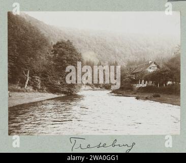 Flusswand vor dem Hintergrund einer Berglandschaft, ca. 1903 Foto rechts entlang des Flussufers ist ein Handwerkerhaus sichtbar. Foto aus Album „Photographies“. Deutschland (möglicherweise)Niederlande (möglicherweise) Karton. Papier Stockfoto